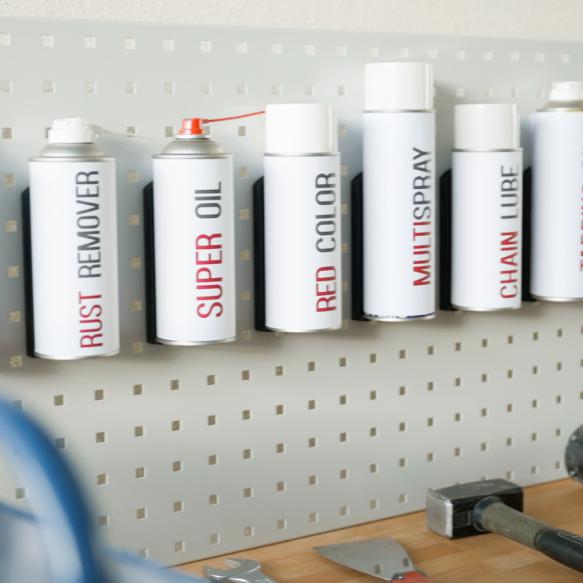 Dosenhalter an der Lochwand